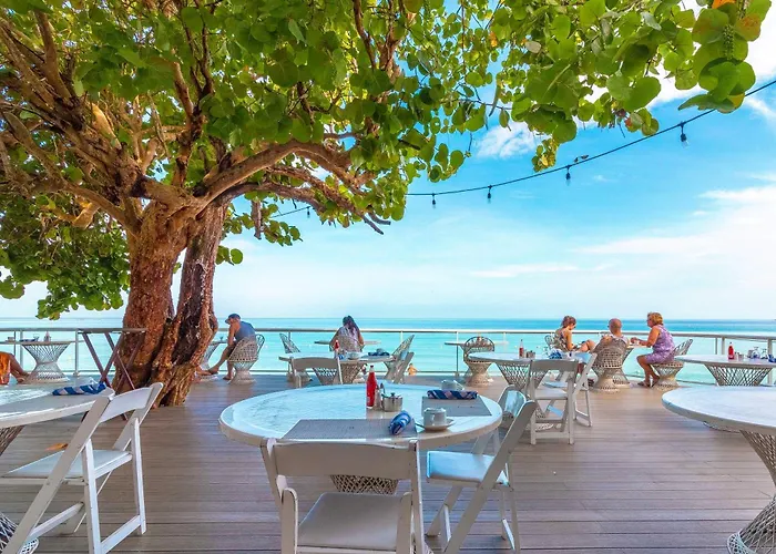 Hotel with view: Travellers Beach Resort